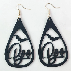 Detalle de pendientes negros de gota con silueta de murciélago y texto Boo para Halloween
