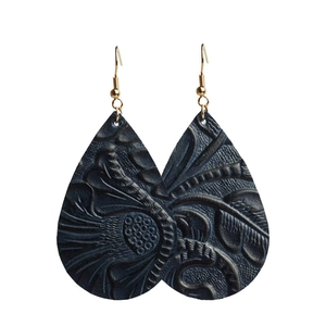 Détails de boucles d'oreilles goutte en cuir avec gaufrage floral et crochets dorés