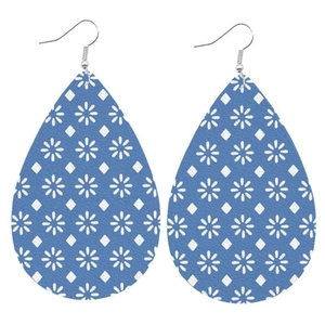 Orecchini bohémien a goccia in pelle blu con stampa floreale bianca e ganci d'argento