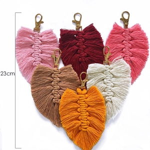Détail montrant les différentes couleurs de porte-clés artisanaux en macramé tissé