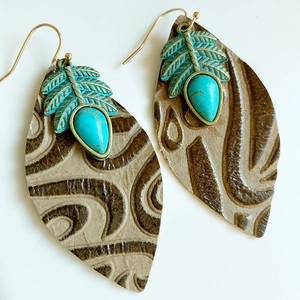 Détails de boucles d'oreilles en cuir en forme de feuille avec motifs gaufrés et turquoise