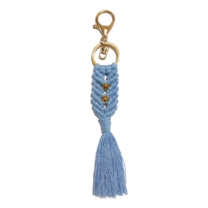 Portachiavi macramè azzurro fatto a mano con perline dorate e frange stile spiaggia boho