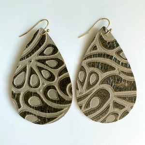 Vue détaillée de boucles d'oreilles en cuir gaufré en forme de larme avec motif floral