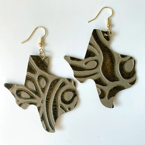 Détail de boucles d'oreilles en cuir en forme du Texas avec motifs rétro en relief