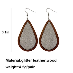 Zilveren glitter lederen en houten druppeloorbellen met afmetingen voor retro mode
