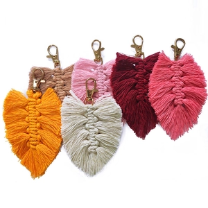 Lot de 6 porte-clés plumes en macramé coloré avec fermoirs dorés et franges