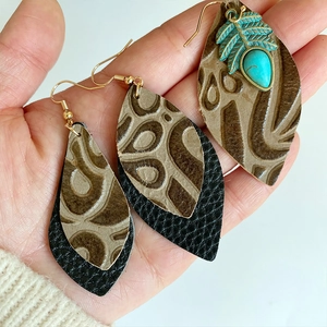 Boucles d'oreilles bohèmes en cuir marron gaufré avec turquoise et breloques de feuilles bronze