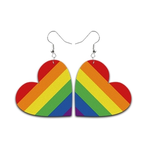 Herzförmige Kunstleder-Ohrringe mit Regenbogenstreifen und silbernen Metallhaken