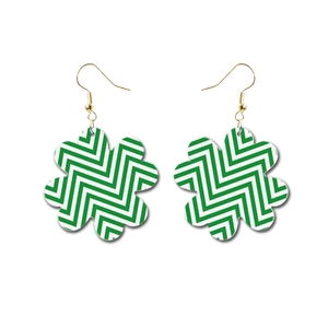 Boucles d'oreilles fleur de la Saint-Patrick avec motif chevron vert et blanc