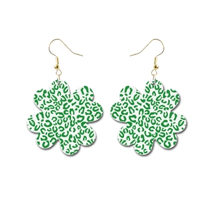 Détail de boucles d'oreilles fleurs en similicuir à imprimé léopard vert avec crochets