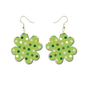 Détail des boucles d'oreilles en cuir en forme de fleur verte avec pois pour la St-Patrick
