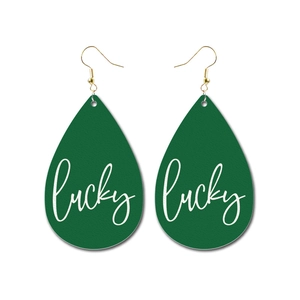 Primer plano de aretes de cuero verde en forma de gota con texto Lucky y ganchos oro