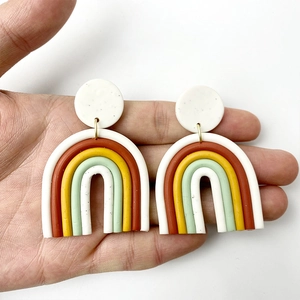 Orecchini fatti a mano in argilla polimerica a forma di arcobaleno con trama opaca