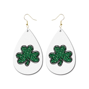 Detalle de pendientes de lágrima en ecocuero con estampado de trébol verde