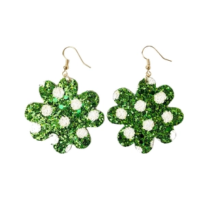 Détail de boucles d'oreilles trèfle à paillettes vertes et blanches pour la St. Patrick