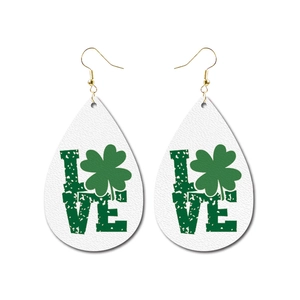 Detalle de pendientes de cuero sintético San Patricio con texto LOVE y trébol verde