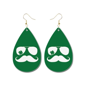 Detalle de pendientes de gota de San Patricio con cuero verde y diseño de gafas de trébol