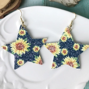 Pendientes de estrella en cuero sintético con estampado de girasoles y ganchos dorados