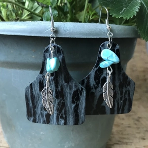 Pendientes boho de cuero con turquesas y colgantes de plumas plateadas en maceta