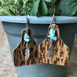 Pendientes bohemios de cuero con turquesa y colgante de pluma plateada estilo vintage