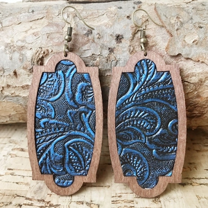 Κοντινό πλάνο boho ξύλινα σκουλαρίκια με ανάγλυφο φλοράλ σχέδιο και γεωμετρικό πλαίσιο