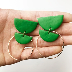 Handgemaakte smaragdgroene klei oorbellen met gouden geometrische halve cirkels