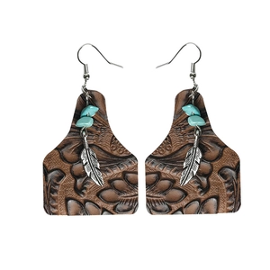 Pendientes bohemios de cuero con relieve floral y cuentas de turquesa naturales