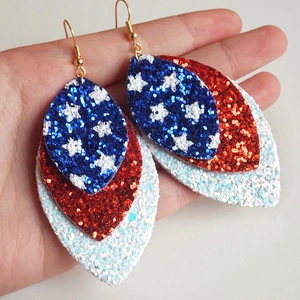 Dreilagige rot-weiß-blaue Blatt-Ohrringe aus Kunstleder mit US-Flaggen-Glitzer