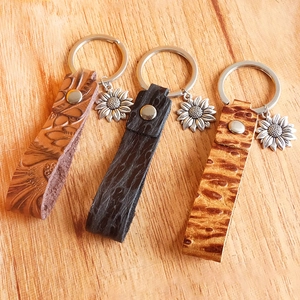 Vintage Genuine Leather Sunflower Keychain With Alloy Pendant Western Embossed Floral Pattern Key Ring For Women Men