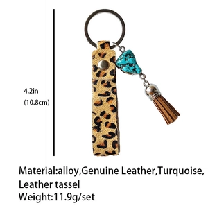 Detailansicht handgemachter Leder-Schlüsselanhänger mit Leopardenmuster und Türkis-Quaste