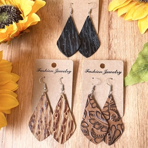 Boucles d'oreilles vintage en cuir en forme de goutte avec motifs léopard et floraux