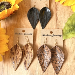 Tres pares de pendientes vintage de cuero en forma de hoja con motivos de leopardo
