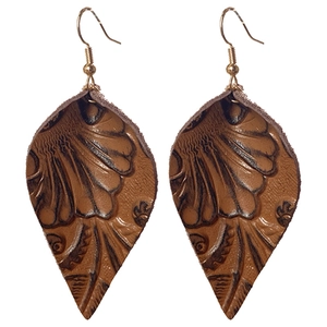 Pendientes de cuero marrón en forma de hoja con relieve floral y ganchos dorados en blanco