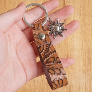 Schlüsselanhänger im Western-Stil mit Sonnenblume und geprägtem Lederband aus Echtleder