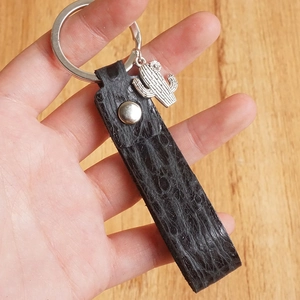 Portachiavi in pelle nera stile western con trama coccodrillo e ciondolo cactus in metallo