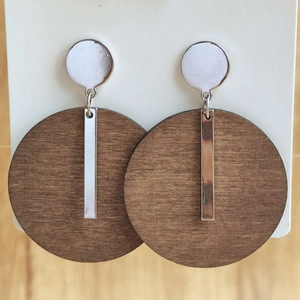 Orecchini bohémien in legno geometrico con accenti metallici rettangolari e borchie
