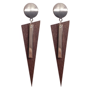 Orecchini a pendente geometrici in legno con accenti in metallo argentato