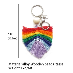 Vue détaillée du porte-clés arc-en-ciel fait main avec perle en bois et gland