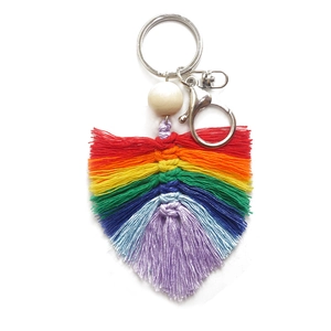 Porte-clés fait main avec pompon arc-en-ciel, perle en bois et fermoir mousqueton argenté