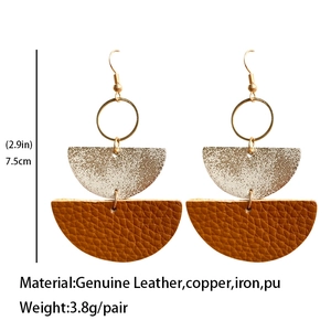Detailansicht der 7,5cm Boho-Lederohrringe mit Größenangabe und feiner Textur