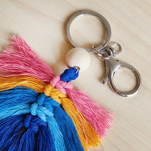 Porte-clés pompon arc-en-ciel fait main avec perles en bois et fermoir mousqueton