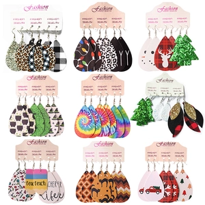 Set Orecchini a Goccia in Ecopelle Tema Halloween Natale Insegnante Laurea Stampa Leopardata Quadri Brillantini Orecchini per Donna