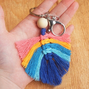 Porte-clés bohème fait main avec perle en bois et pompon en coton multicolore à quatre couches