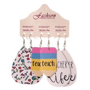 Set di 3 paia di orecchini in finta pelle a tema insegnante con motivi scolastici vari