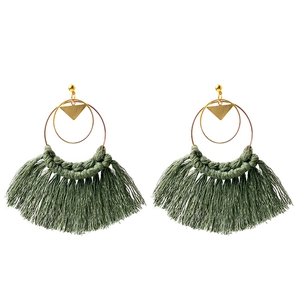 Boho goudkleurige oorringen met saliegroene handgeweven katoenen kwastjes en geometrische knopjes