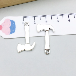 Vue détaillée de deux breloques haches argentées pour bijoux DIY avec échelle graduée