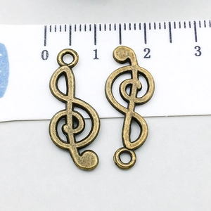 Dettaglio di ciondoli a chiave di violino in bronzo vintage da 30mm per gioielli fai da te