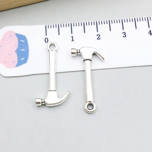 Vue détaillée de deux pendentifs marteau en alliage argenté antique avec une règle