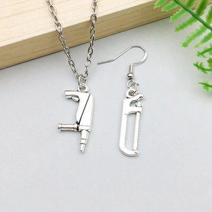 Détails des pendentifs outils en argent avec collier perceuse et boucles d'oreilles scie