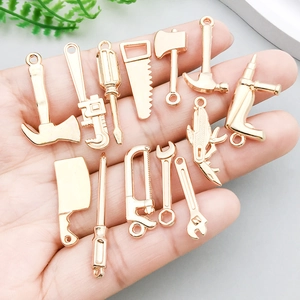 KC Goldlegierung Mini-Werkzeuganhänger inklusive Hammer und Säge für DIY-Schmuck